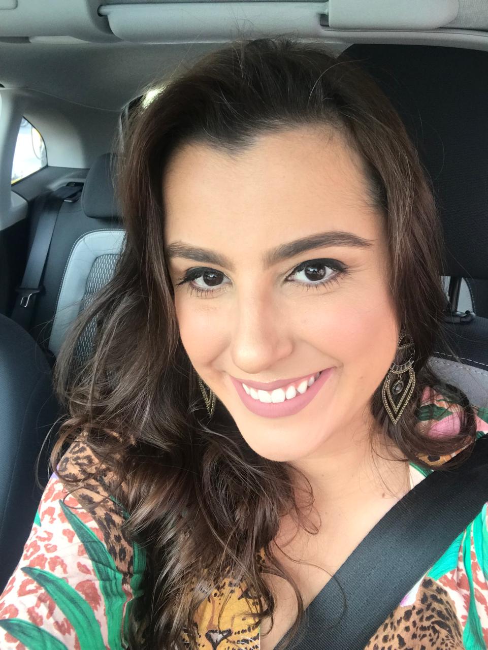 Foto casual da Dra. Mariana Araújo Santiago
